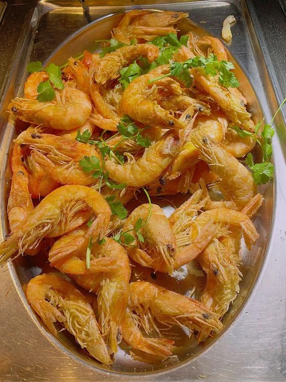 A tray of whole shrimp with cilantro